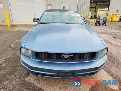 Piąte zdjęcie samochodu w środku: 2006 FORD MUSTANG VIN:1ZVFT84N065109055 - miniatura