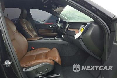 Piąte zdjęcie samochodu w środku: 2024 VOLVO XC60 ULTIMATE VIN:YV4L12RM5R1801281 - miniatura