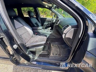 Piąte zdjęcie samochodu w środku: 2018 JEEP GRAND CHEROKEE LAREDO VIN:1C4RJFAG0JC139919 - miniatura