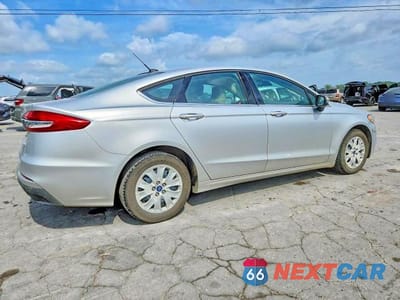 Trzecie zdjęcie samochodu z tyłu: 2019 FORD FUSION S VIN:3FA6P0G79KR102060 - miniatura