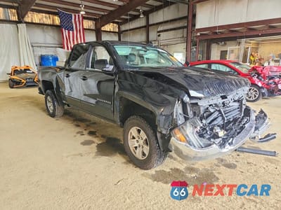 Czwarte zdjęcie samochodu z boku: 2018 CHEVROLET SILVERADO K1500 LT VIN:1GCVKREC9JZ138544 - miniatura