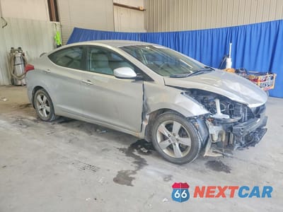 Czwarte zdjęcie samochodu z boku: 2013 HYUNDAI ELANTRA GLS VIN:5NPDH4AE1DH426011 - miniatura