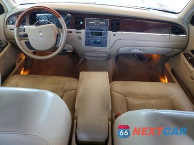 Zdjęcie 8 z 12 samochodu: 2010 LINCOLN TOWN CAR SIGNATURE LIMITED VIN:2LNBL8CV5AX618936 - miniatura