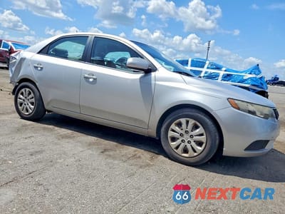 Czwarte zdjęcie samochodu z boku: 2012 KIA FORTE LX VIN:KNAFT4A20C5636544 - miniatura