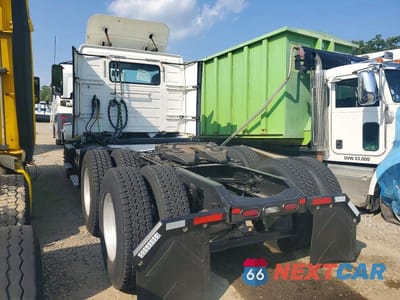 Trzecie zdjęcie samochodu z tyłu: 2018 VOLVO VNL SEMI TRUCK VIN:4V4NC9EH5JN996324 - miniatura