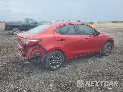 Trzecie zdjęcie samochodu z tyłu: 2019 TOYOTA YARIS LE VIN:3MYDLBYV6KY505569 - miniatura