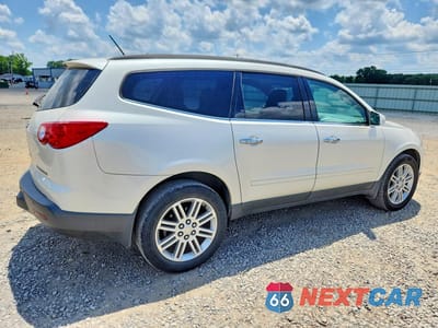 Trzecie zdjęcie samochodu z tyłu: 2011 CHEVROLET TRAVERSE LT VIN:1GNKRGED0BJ258641 - miniatura