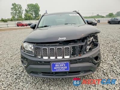 Piąte zdjęcie samochodu w środku: 2017 JEEP COMPASS LATITUDE VIN:1C4NJDEB1HD128904 - miniatura