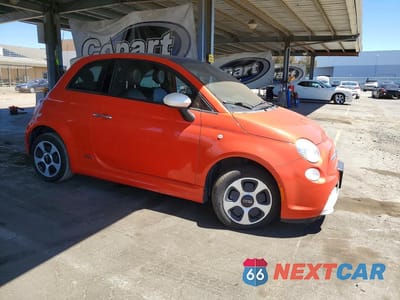 Czwarte zdjęcie samochodu z boku: 2015 FIAT 500 ELECTRIC VIN:3C3CFFGEXFT652916 - miniatura