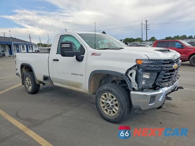 Czwarte zdjęcie samochodu z boku: 2024 CHEVROLET SILVERADO K2500 HEAVY DUTY VIN:1GC0YLE75RF452956 - miniatura
