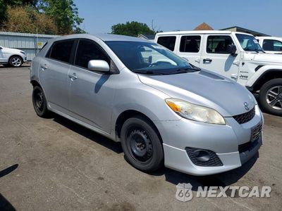 Czwarte zdjęcie samochodu z boku: 2010 TOYOTA MATRIX BASE VIN:2T1KU4EE6AC307527 - miniatura
