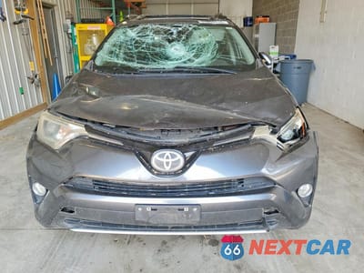 Piąte zdjęcie samochodu w środku: 2017 TOYOTA RAV4 XLE VIN:JTMRFREV8HD209327 - miniatura