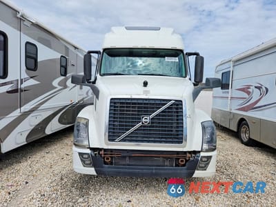 Piąte zdjęcie samochodu w środku: 2016 VOLVO VNL SEMI TRUCK VIN:4V4NC9EH1GN942026 - miniatura