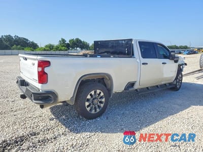 Trzecie zdjęcie samochodu z tyłu: 2026 CHEVROLET SILVERADO K2500 CUSTOM VIN:1GC1KMEY5TF248556 - miniatura