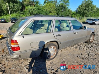Trzecie zdjęcie samochodu z tyłu: 1995 MERCEDES-BENZ E 320 VIN:WDBEA92E4SF319352 - miniatura