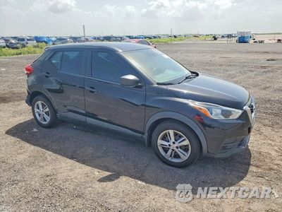 Czwarte zdjęcie samochodu z boku: 2020 NISSAN KICKS S VIN:3N1CP5BV4LL525202 - miniatura