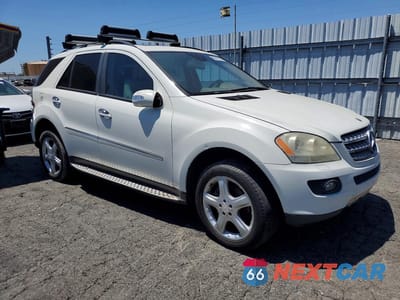 Czwarte zdjęcie samochodu z boku: 2008 MERCEDES-BENZ ML 350 VIN:4JGBB86E28A302881 - miniatura