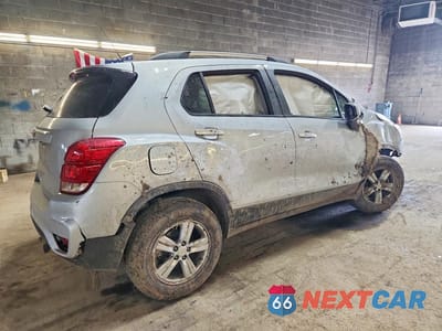 Trzecie zdjęcie samochodu z tyłu: 2022 CHEVROLET TRAX 1LT VIN:KL7CJPSM5NB569633 - miniatura