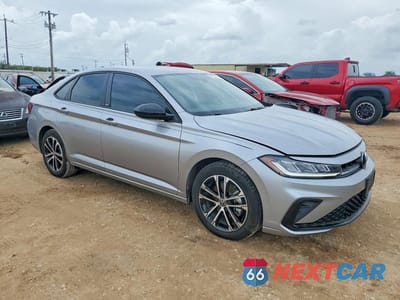 Czwarte zdjęcie samochodu z boku: 2025 VOLKSWAGEN JETTA SPORT VIN:3VWBX7BU6SM104616 - miniatura
