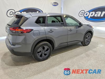 Trzecie zdjęcie samochodu z tyłu: 2026 NISSAN ROGUE SV VIN:5N1BT3BA7TC747603 - miniatura