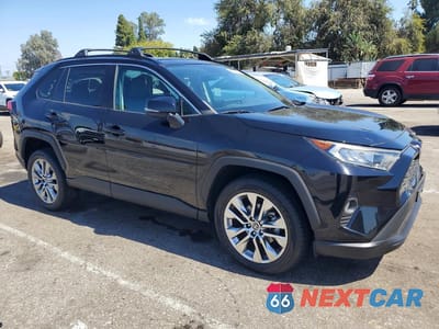Czwarte zdjęcie samochodu z boku: 2021 TOYOTA RAV4 XLE PREMIUM VIN:2T3C1RFV9MC168742 - miniatura