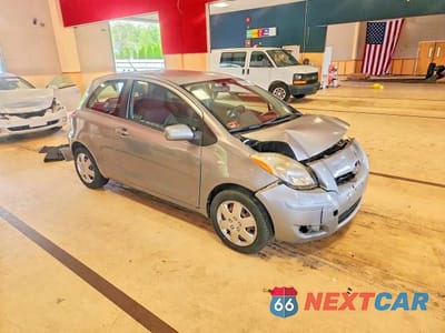 Czwarte zdjęcie samochodu z boku: 2010 TOYOTA YARIS BASE VIN:JTDJT4K38A5279213 - miniatura