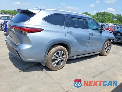 Trzecie zdjęcie samochodu z tyłu: 2022 TOYOTA HIGHLANDER XLE VIN:5TDHZRBH9NS244900 - miniatura