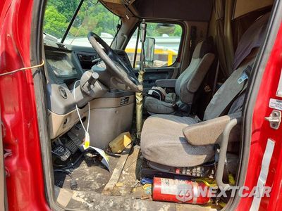 Zdjęcie 7 z 14 samochodu: 2011 FREIGHTLINER CASCADIA TRUCK CAB AND CHASSIS VIN:1FUJGLDR6BLAV6676 - miniatura