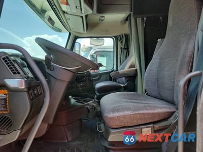 Zdjęcie 7 z 13 samochodu: 2019 VOLVO VNL SEMI TRUCK VIN:4V4NC9EH2KN905477 - miniatura