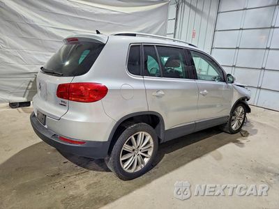 Trzecie zdjęcie samochodu z tyłu: 2016 VOLKSWAGEN TIGUAN S VIN:WVGBV7AXXGW523401 - miniatura