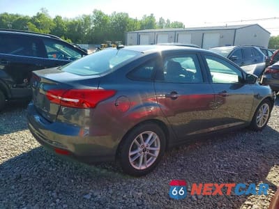 Trzecie zdjęcie samochodu z tyłu: 2017 FORD FOCUS SE VIN:1FADP3F28HL250576 - miniatura