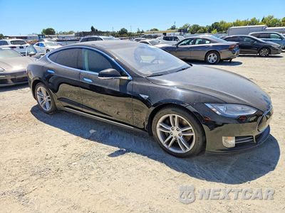 Czwarte zdjęcie samochodu z boku: 2014 TESLA MODEL S VIN:5YJSA1H10EFP28662 - miniatura