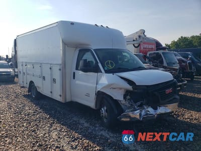 Czwarte zdjęcie samochodu z boku: 2020 GMC SAVANA CUTAWAY G4500 VIN:7GZ67UCG1LN000587 - miniatura