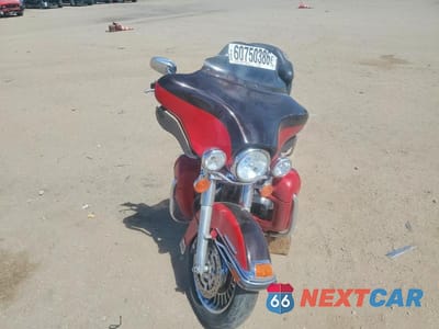 Piąte zdjęcie samochodu w środku: 2010 HARLEY-DAVIDSON FLHTK VIN:1HD1KEM31AB639850 - miniatura