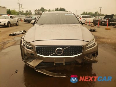 Piąte zdjęcie samochodu w środku: 2020 VOLVO V60 CROSS COUNTRY T5 MOMENTUM VIN:YV4102WK5L1041566 - miniatura
