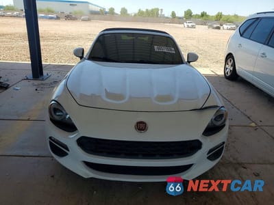 Piąte zdjęcie samochodu w środku: 2017 FIAT 124 SPIDER CLASSICA VIN:JC1NFAEK1H0107829 - miniatura