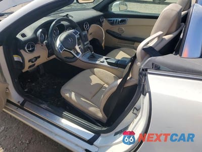 Zdjęcie 8 z 12 samochodu: 2013 MERCEDES-BENZ SLK 250 VIN:WDDPK4HA5DF058238 - miniatura
