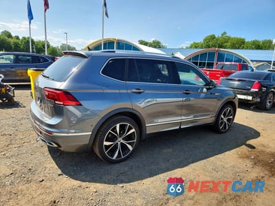 Trzecie zdjęcie samochodu z tyłu: 2022 VOLKSWAGEN TIGUAN SEL R-LINE VIN:3VV4B7AX3NM012620 - miniatura