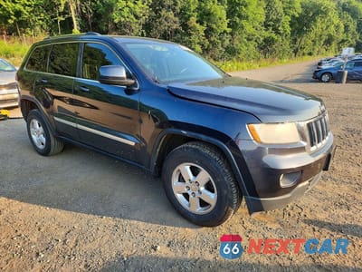 Czwarte zdjęcie samochodu z boku: 2013 JEEP GRAND CHEROKEE LAREDO VIN:1C4RJFAG5DC585777 - miniatura