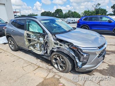 Czwarte zdjęcie samochodu z boku: 2025 CHEVROLET TRAX 1LT VIN:KL77LHEP6SC207064 - miniatura