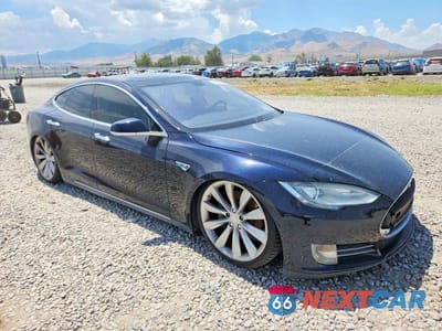 Czwarte zdjęcie samochodu z boku: 2013 TESLA MODEL S VIN:5YJSA1DP1DFP06274 - miniatura