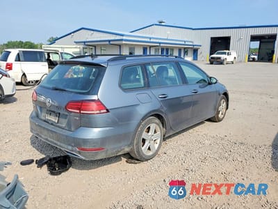 Trzecie zdjęcie samochodu z tyłu: 2018 VOLKSWAGEN GOLF SPORTWAGEN S VIN:3VWD17AU2JM753047 - miniatura