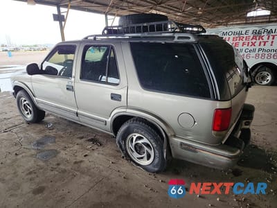 Drugie zdjęcie samochodu z przodu: 1998 CHEVROLET BLAZER VIN:1GNDT13W8W2208632 - miniatura