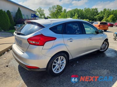 Trzecie zdjęcie samochodu z tyłu: 2017 FORD FOCUS SE VIN:1FADP3K23HL225297 - miniatura