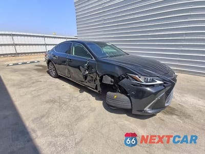 Czwarte zdjęcie samochodu z boku: 2020 LEXUS ES 300H BASE VIN:58AC21B18LU006701 - miniatura