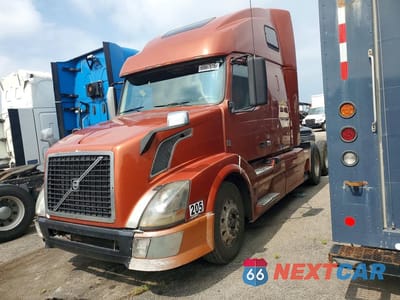 2013 VOLVO VNL SEMI TRUCK 4V4NC9EG9DN560328 - główne zdjęcie licytacji z USA - miniatura