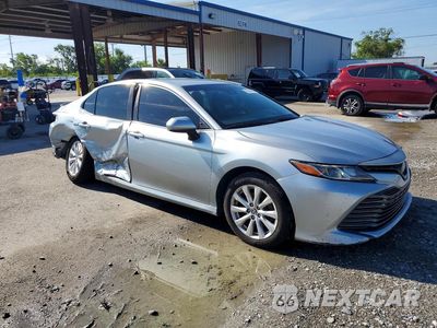 Czwarte zdjęcie samochodu z boku: 2018 TOYOTA CAMRY L VIN:4T1B11HK7JU514449 - miniatura