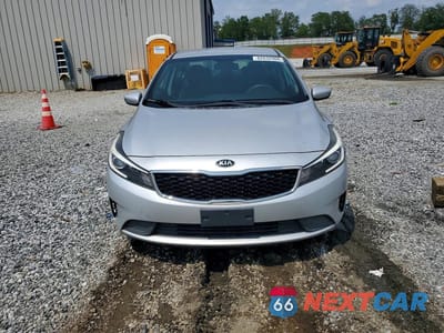 Piąte zdjęcie samochodu w środku: 2017 KIA FORTE LX VIN:3KPFL4A78HE021637 - miniatura