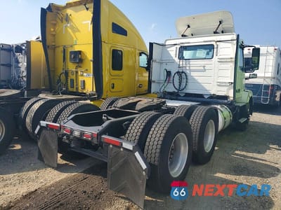 Czwarte zdjęcie samochodu z boku: 2018 VOLVO VNL SEMI TRUCK VIN:4V4NC9EH5JN996324 - miniatura