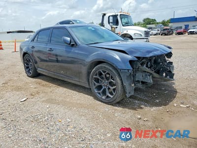 Czwarte zdjęcie samochodu z boku: 2019 CHRYSLER 300 S VIN:2C3CCABG3KH559565 - miniatura